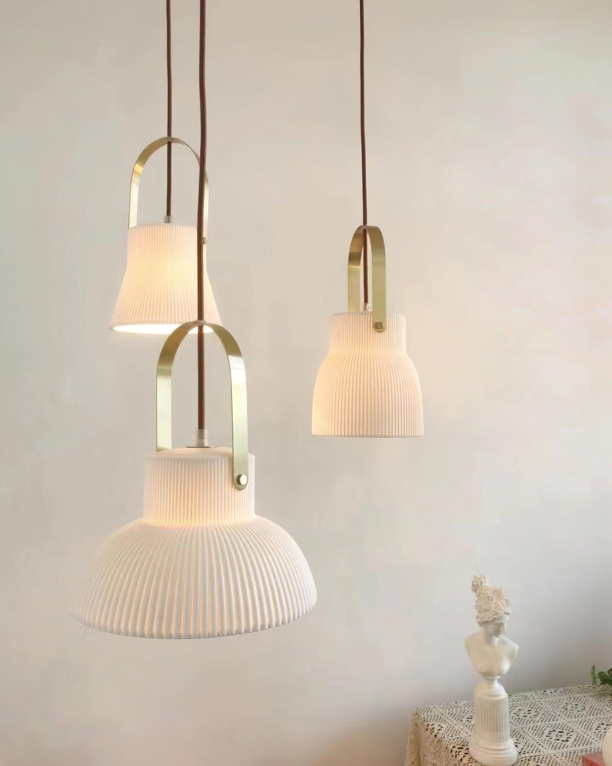 Lampă suspendată striat din ceramică albă cu maneră din alamă