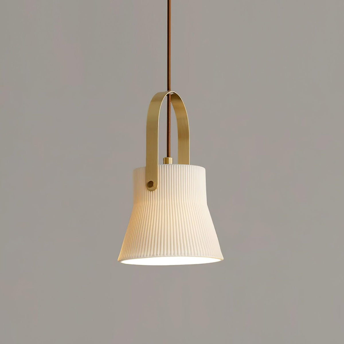 Lampă suspendată striat din ceramică albă cu maneră din alamă