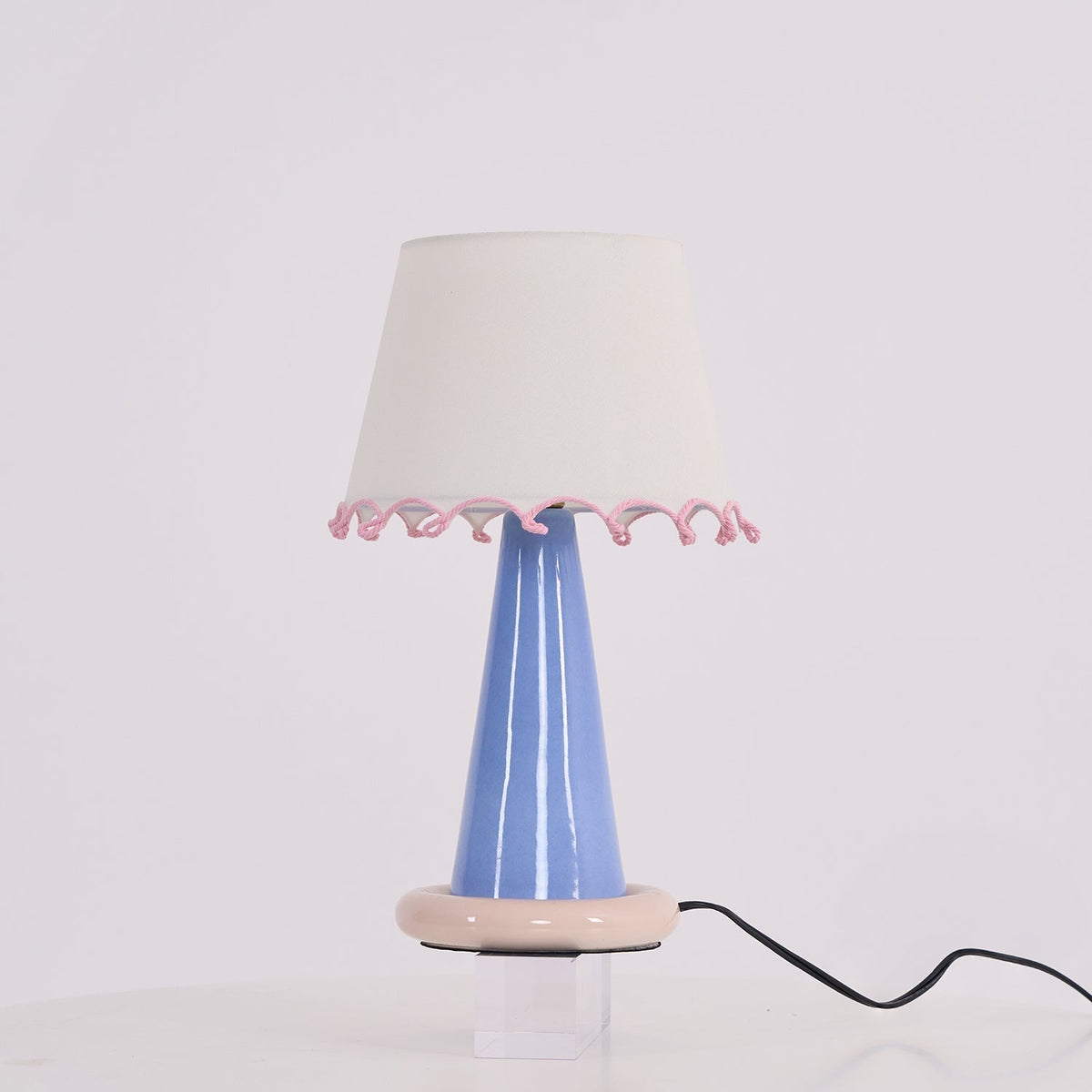 Teriiraya lampă de masă