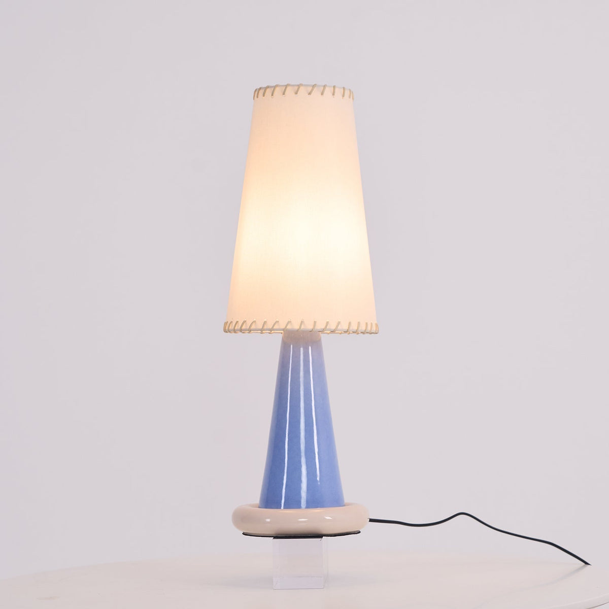 Teriiraya lampă de masă