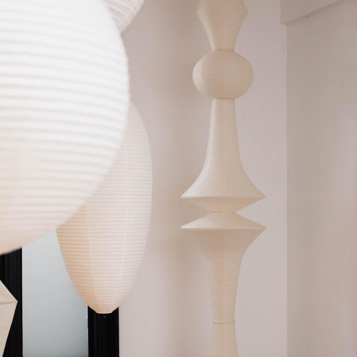 Faye lampă suspendată din hârtie, sculpturală, verticală