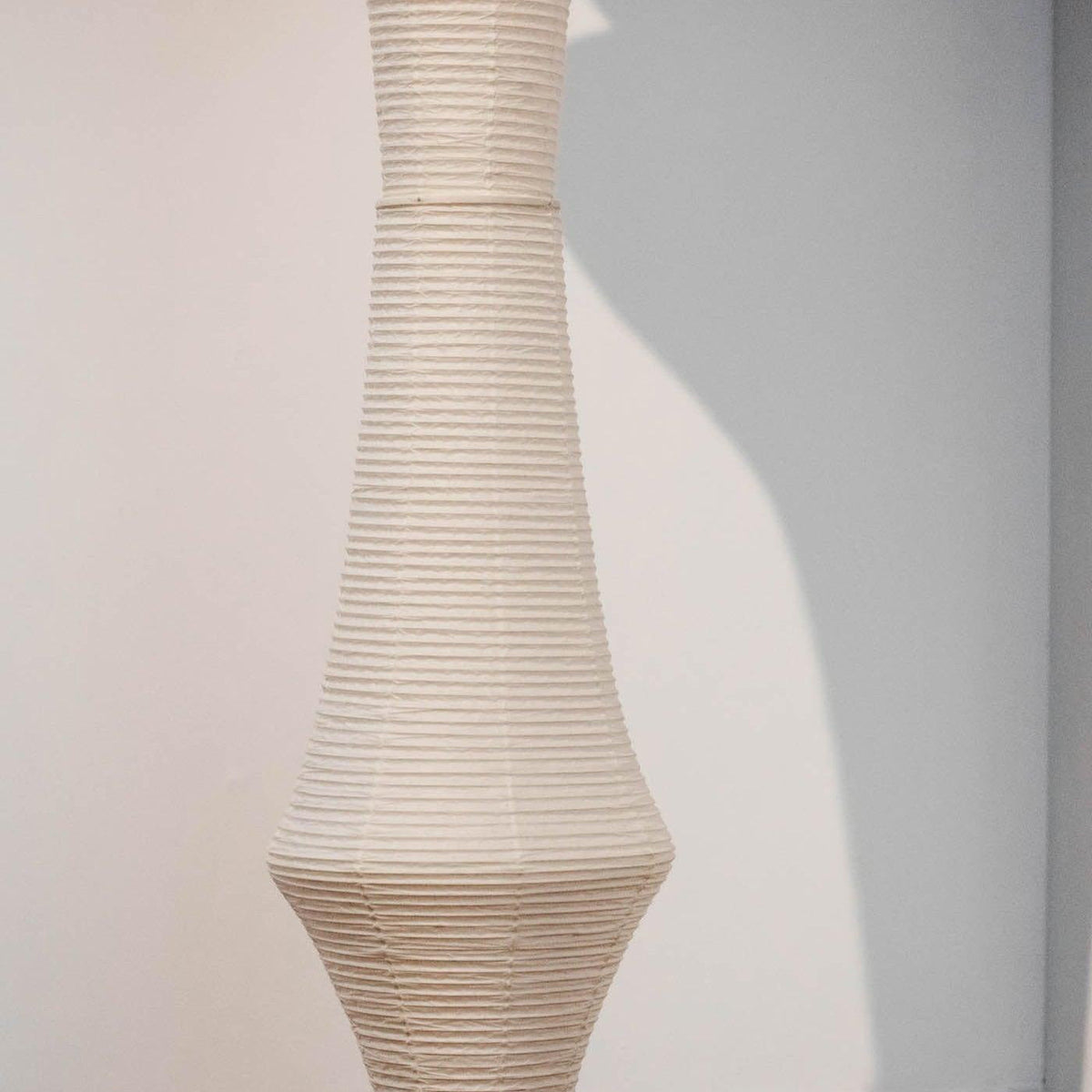 Faye lampă suspendată din hârtie, sculpturală, verticală