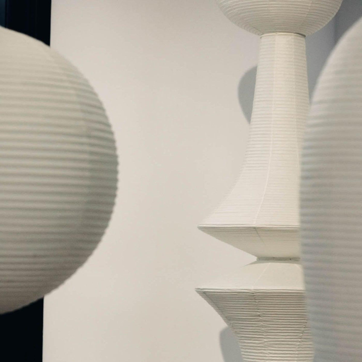 Faye lampă suspendată din hârtie, sculpturală, verticală