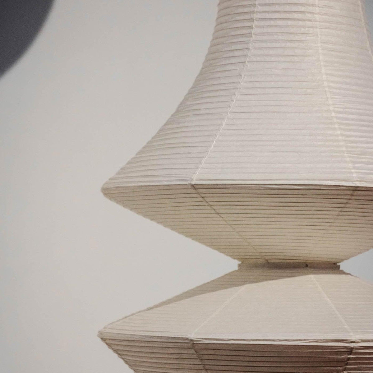 Faye lampă suspendată din hârtie, sculpturală, verticală