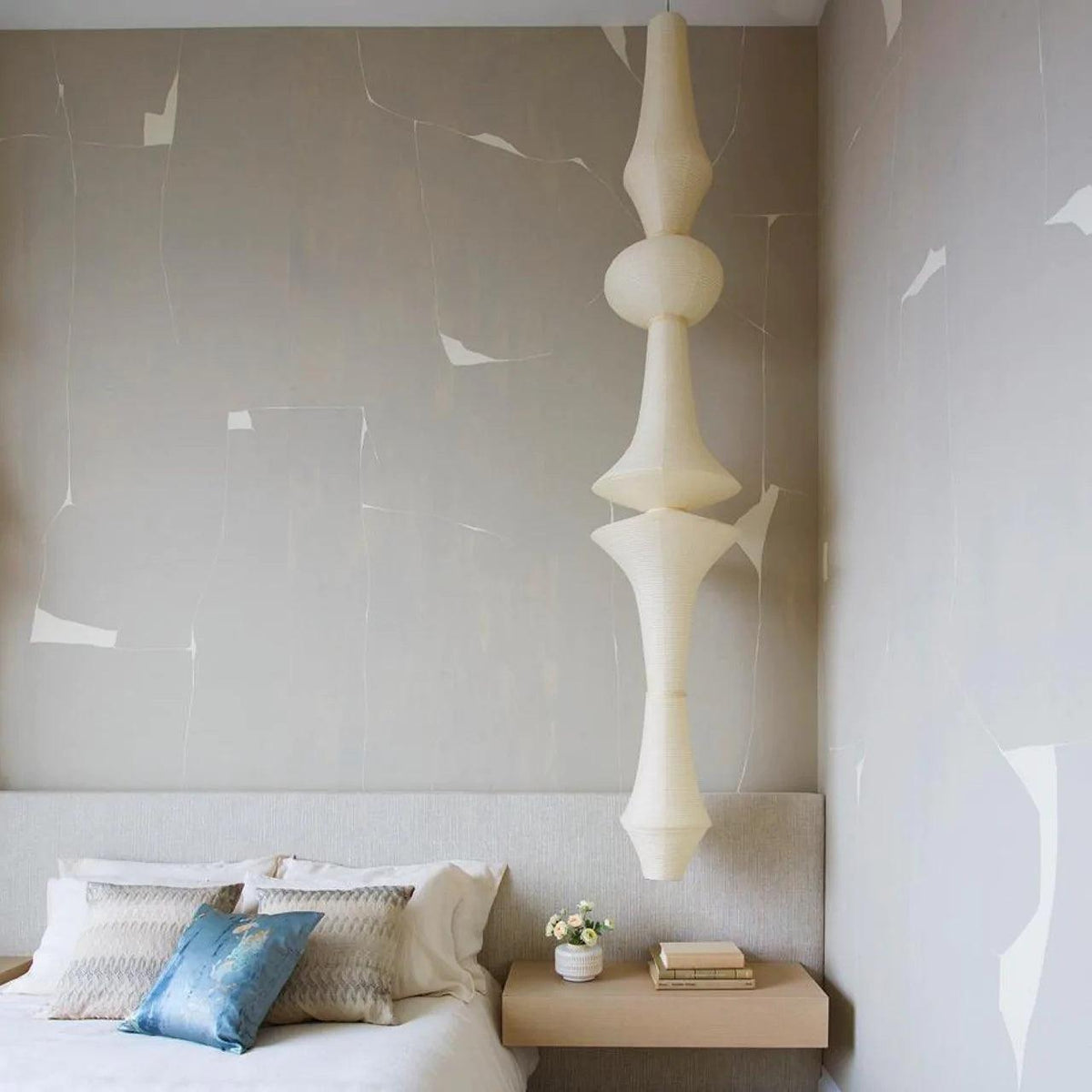 Faye lampă suspendată din hârtie, sculpturală, verticală