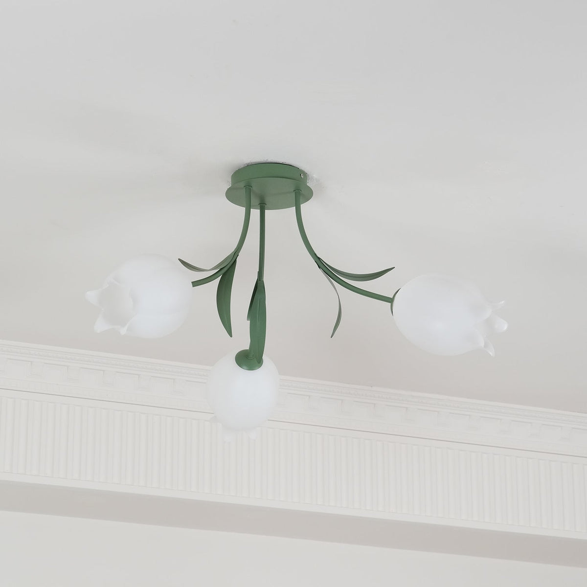 Plafonieră Ivory cu bază verde în formă de floare, în culoare albă
