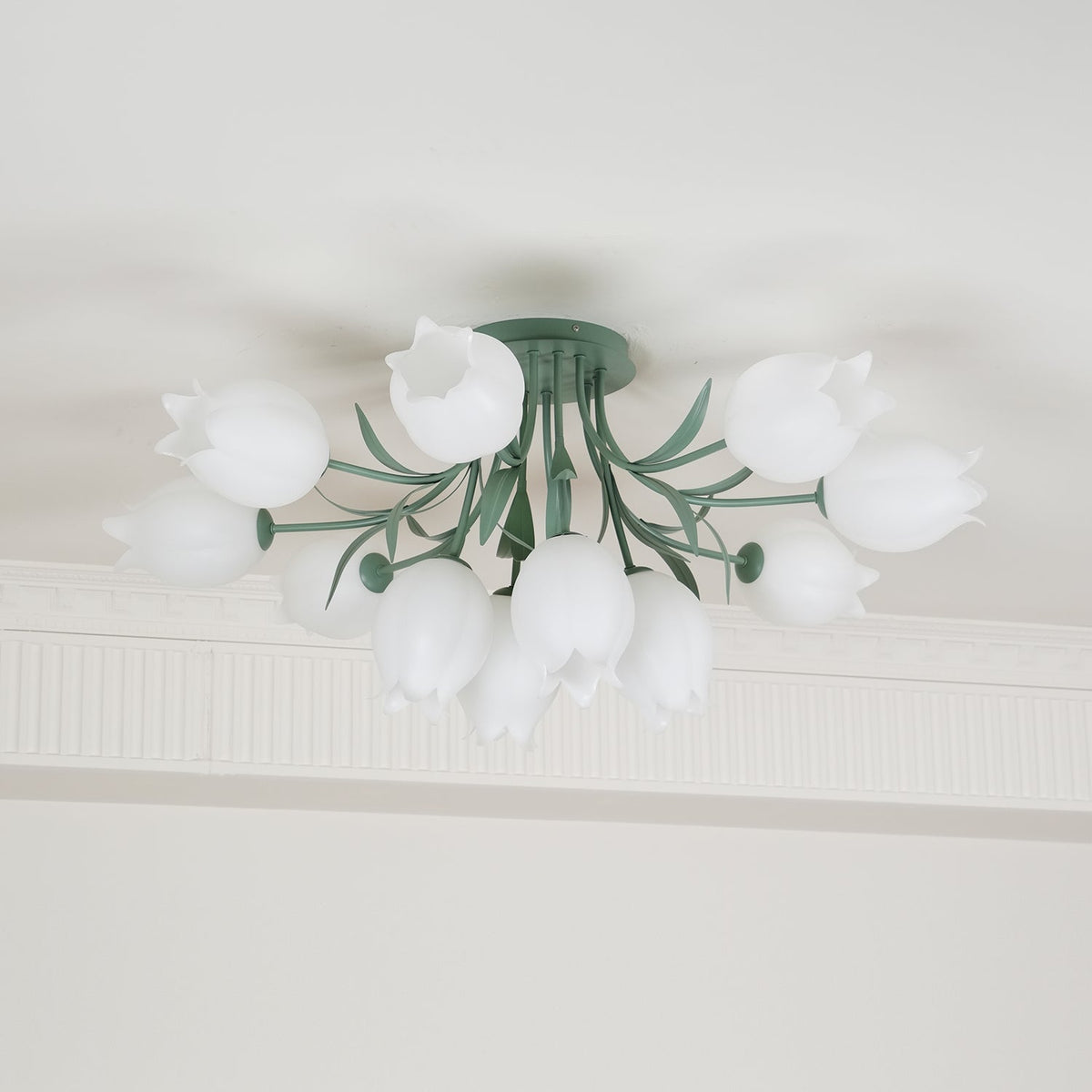 Plafonieră Ivory cu bază verde în formă de floare, în culoare albă