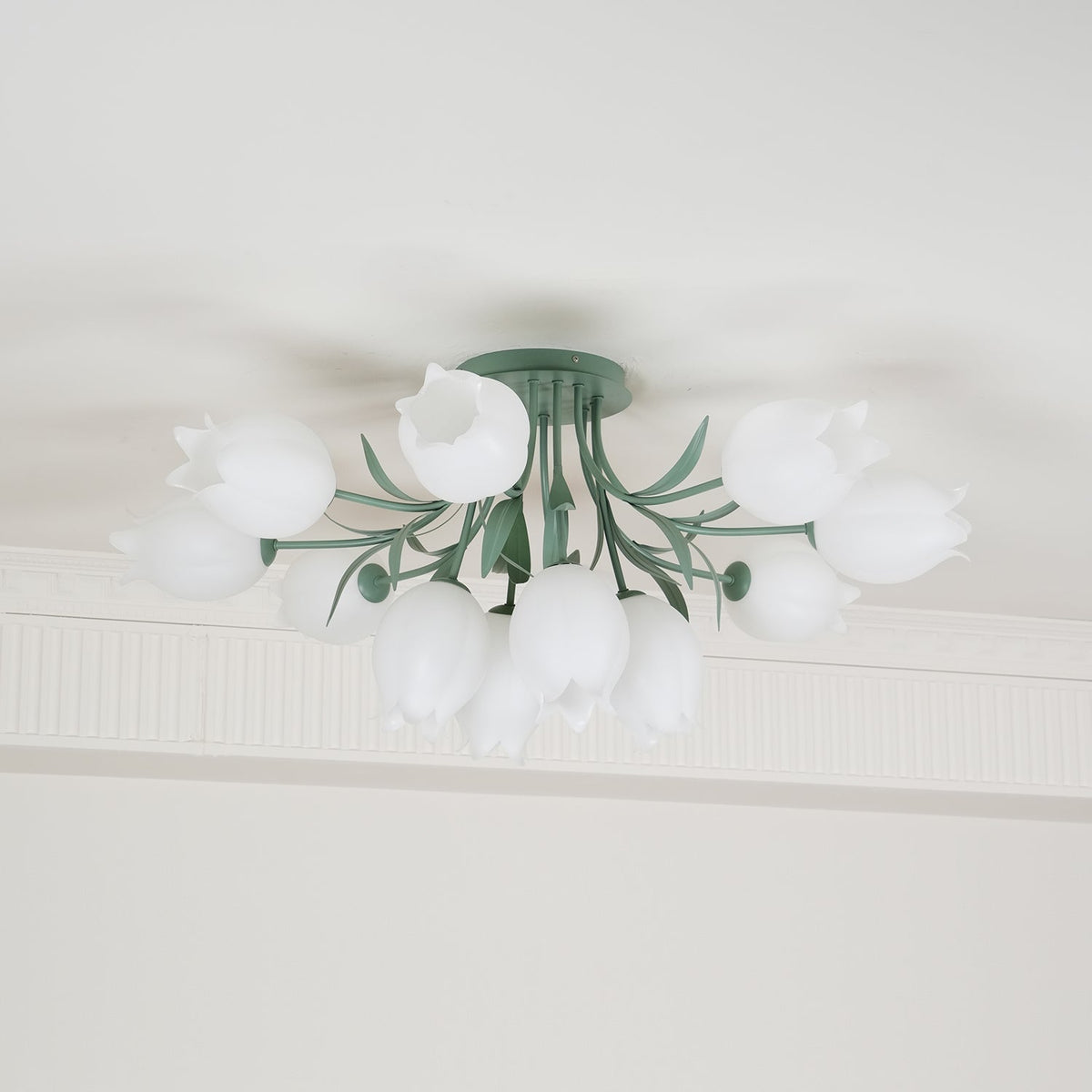 Plafonieră Ivory cu bază verde în formă de floare, în culoare albă