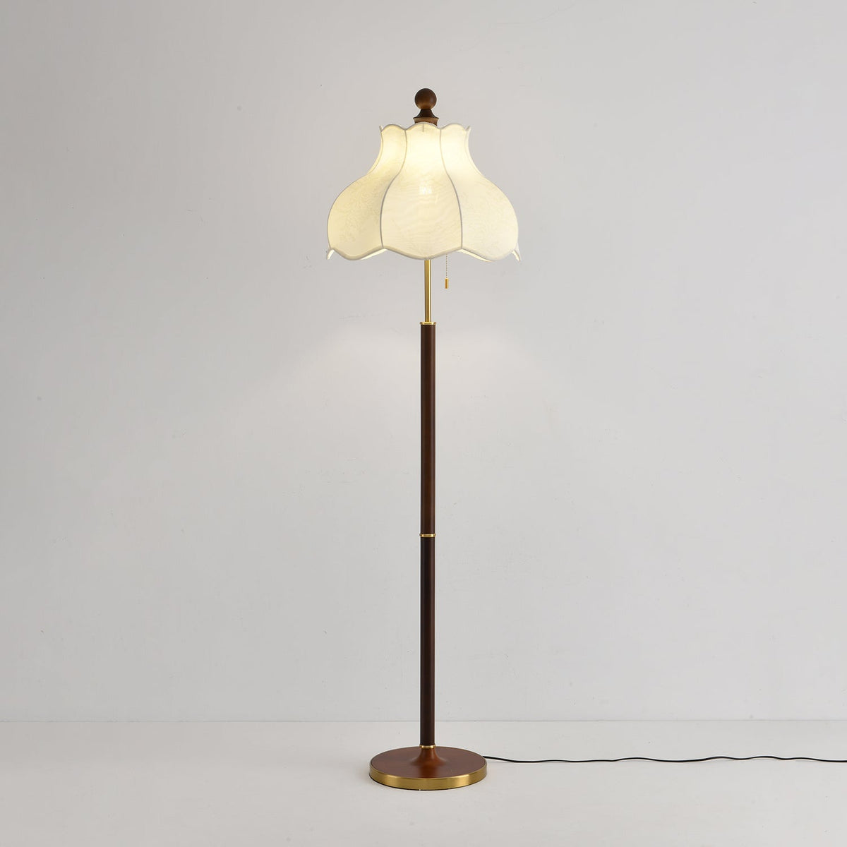Tulfa lampadar vintage din lemn