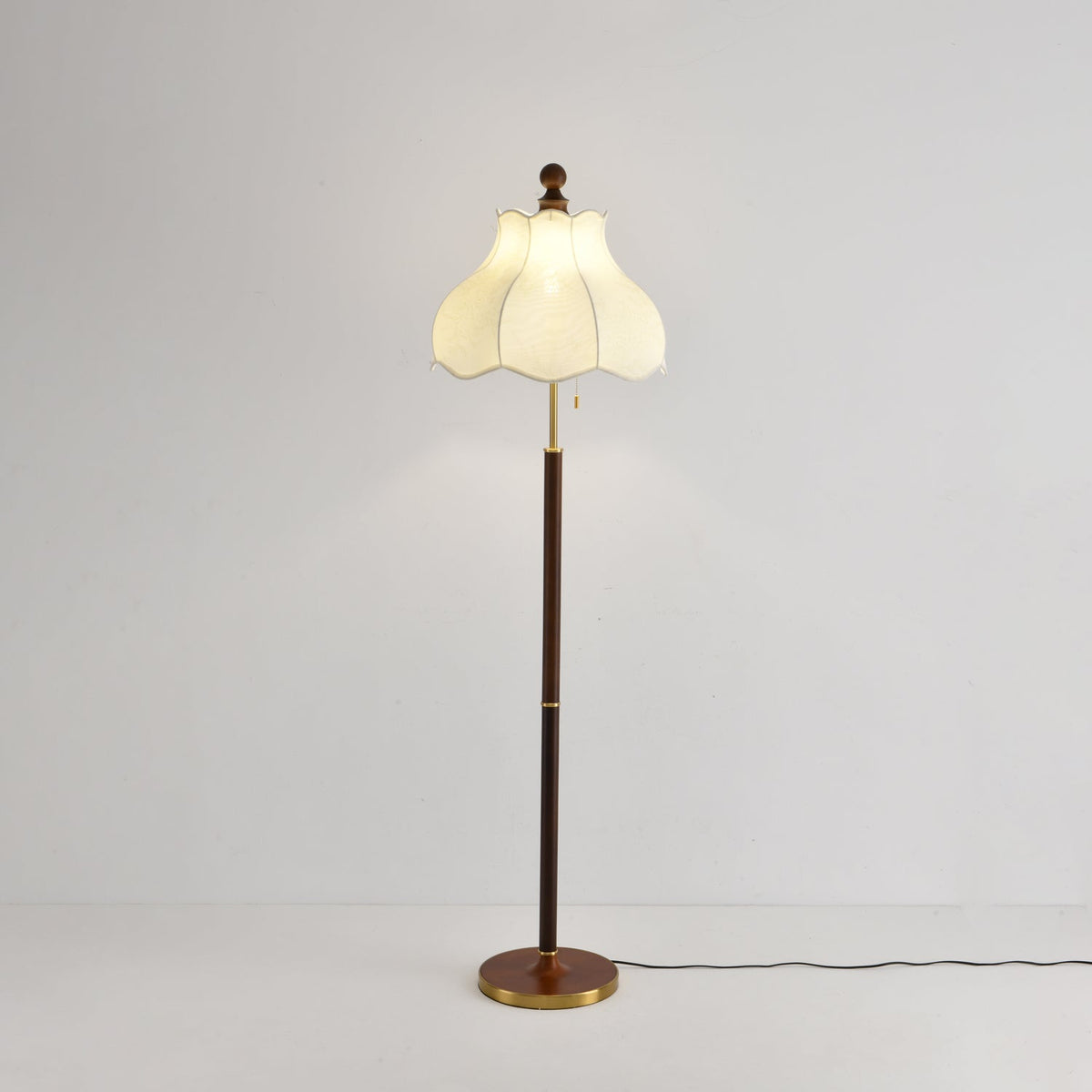 Tulfa lampadar vintage din lemn