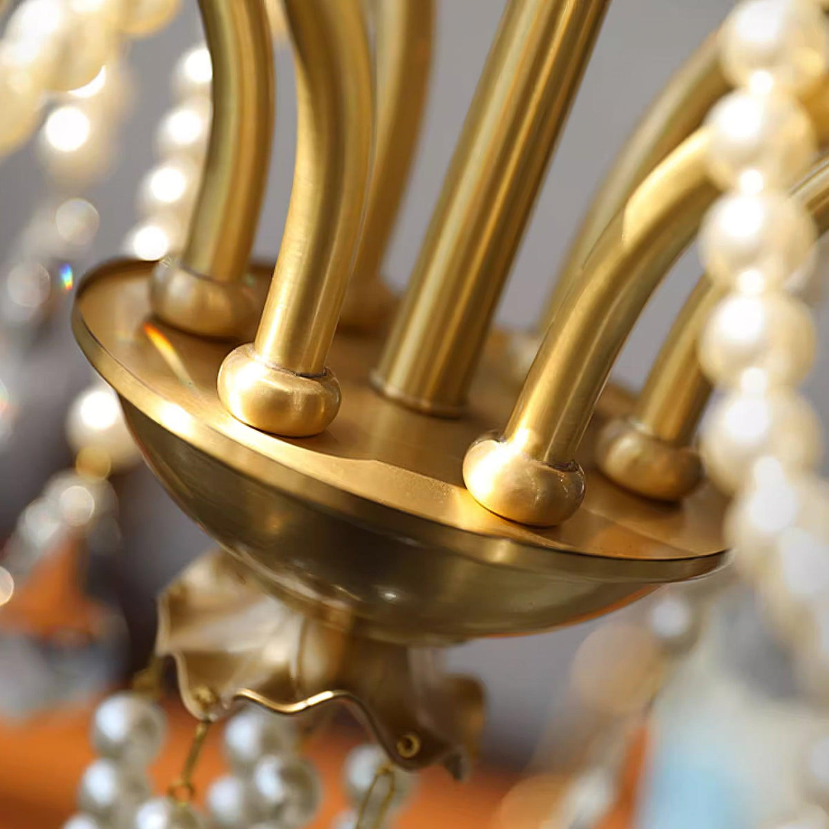 Candelabru corp din alamă cu picături de cristal perlé, eleganță vintage