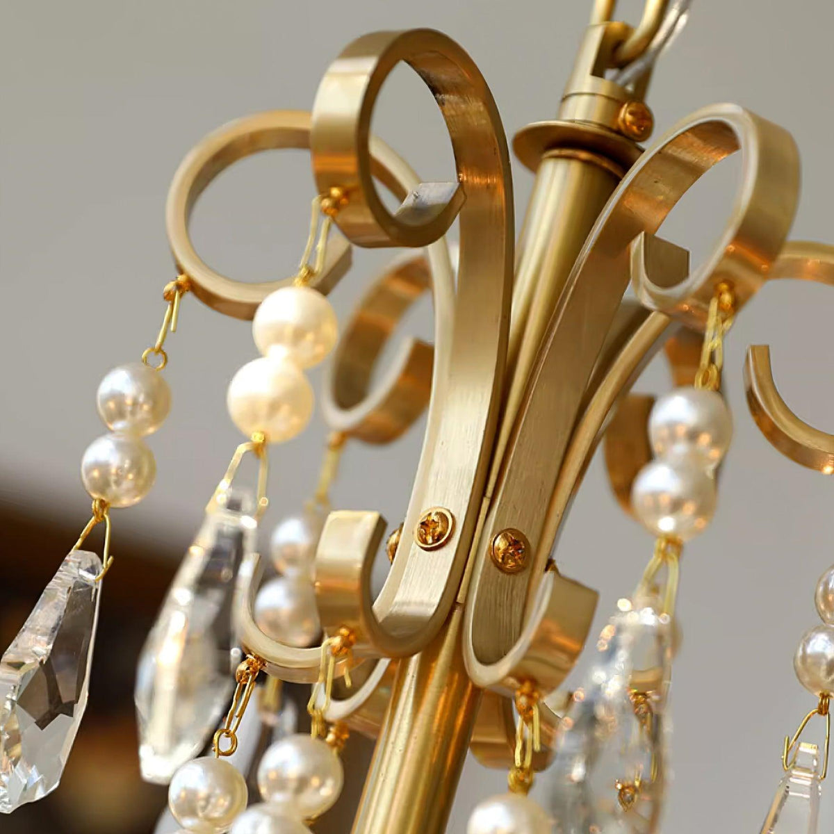 Candelabru corp din alamă cu picături de cristal perlé, eleganță vintage