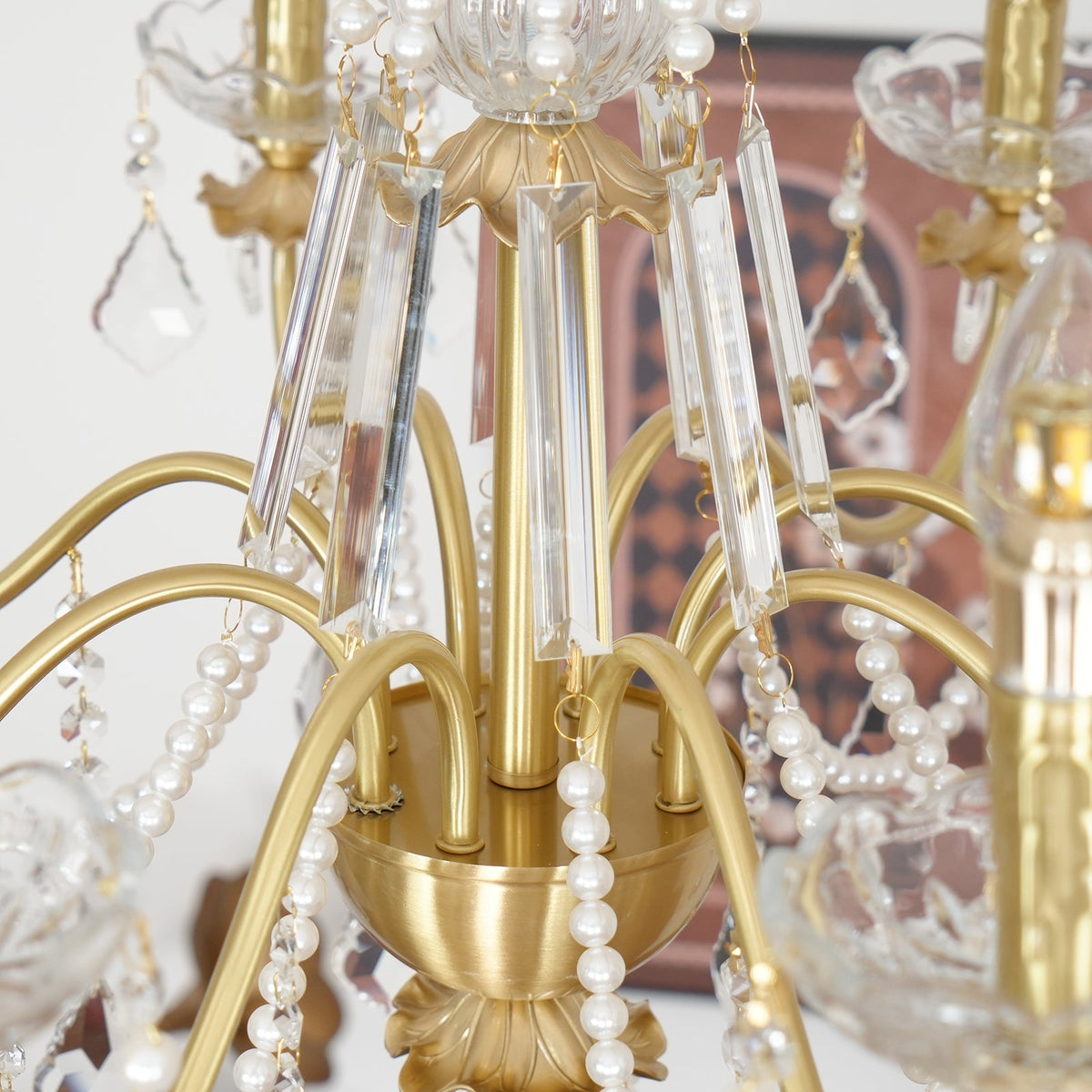 Candelabru corp din alamă cu picături de cristal perlé, eleganță vintage