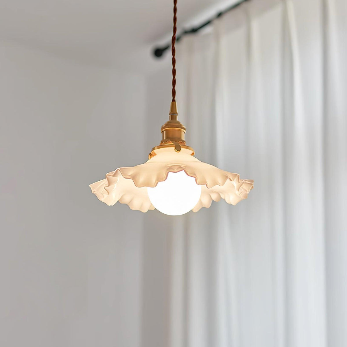 Lampă suspendată din sticlă cu abajur ruffle, corp din alamă și lumină caldă