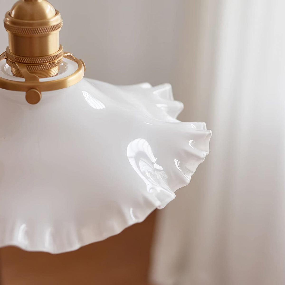 Lampă suspendată din sticlă cu abajur ruffle, corp din alamă și lumină caldă