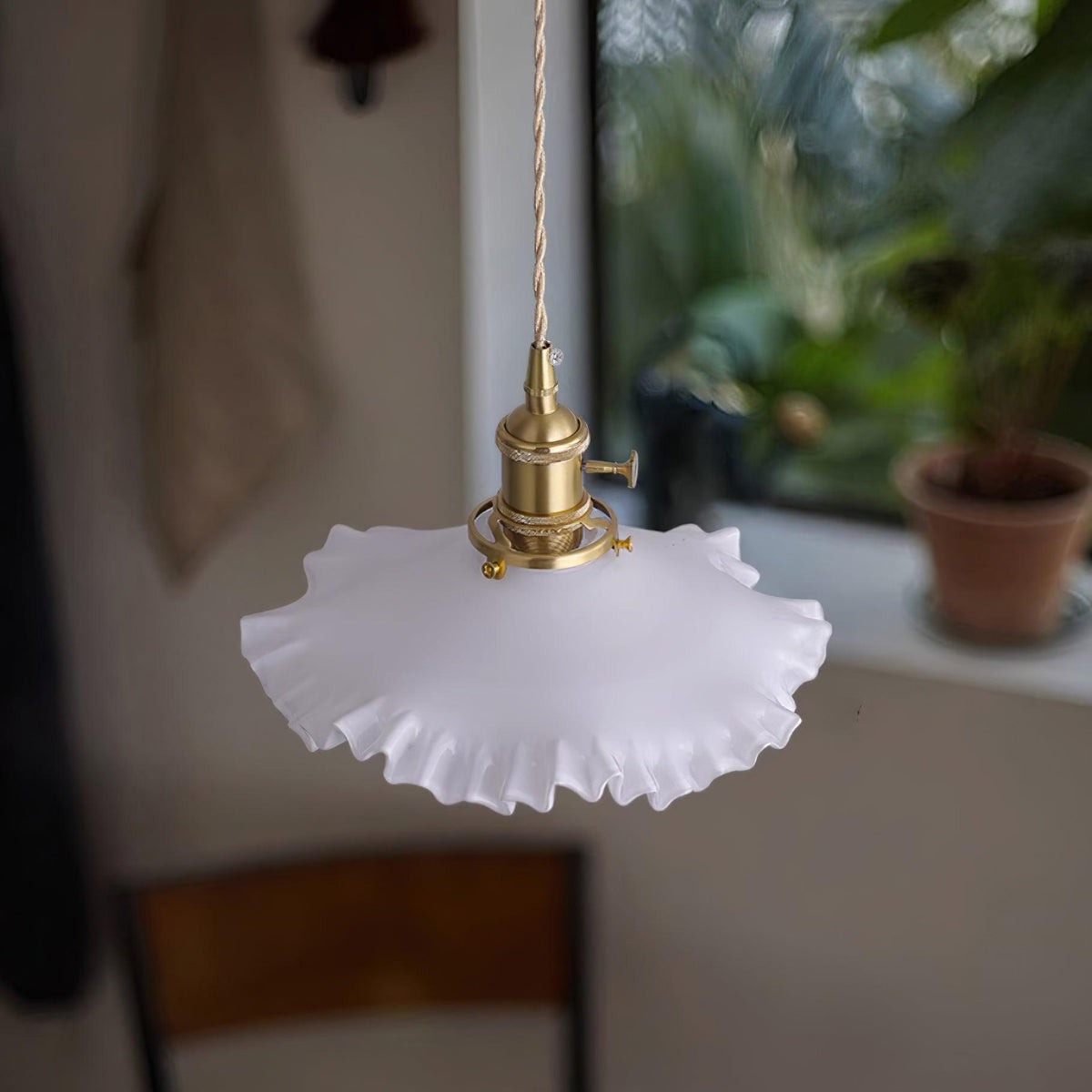 Lampă suspendată din sticlă cu abajur ruffle, corp din alamă și lumină caldă