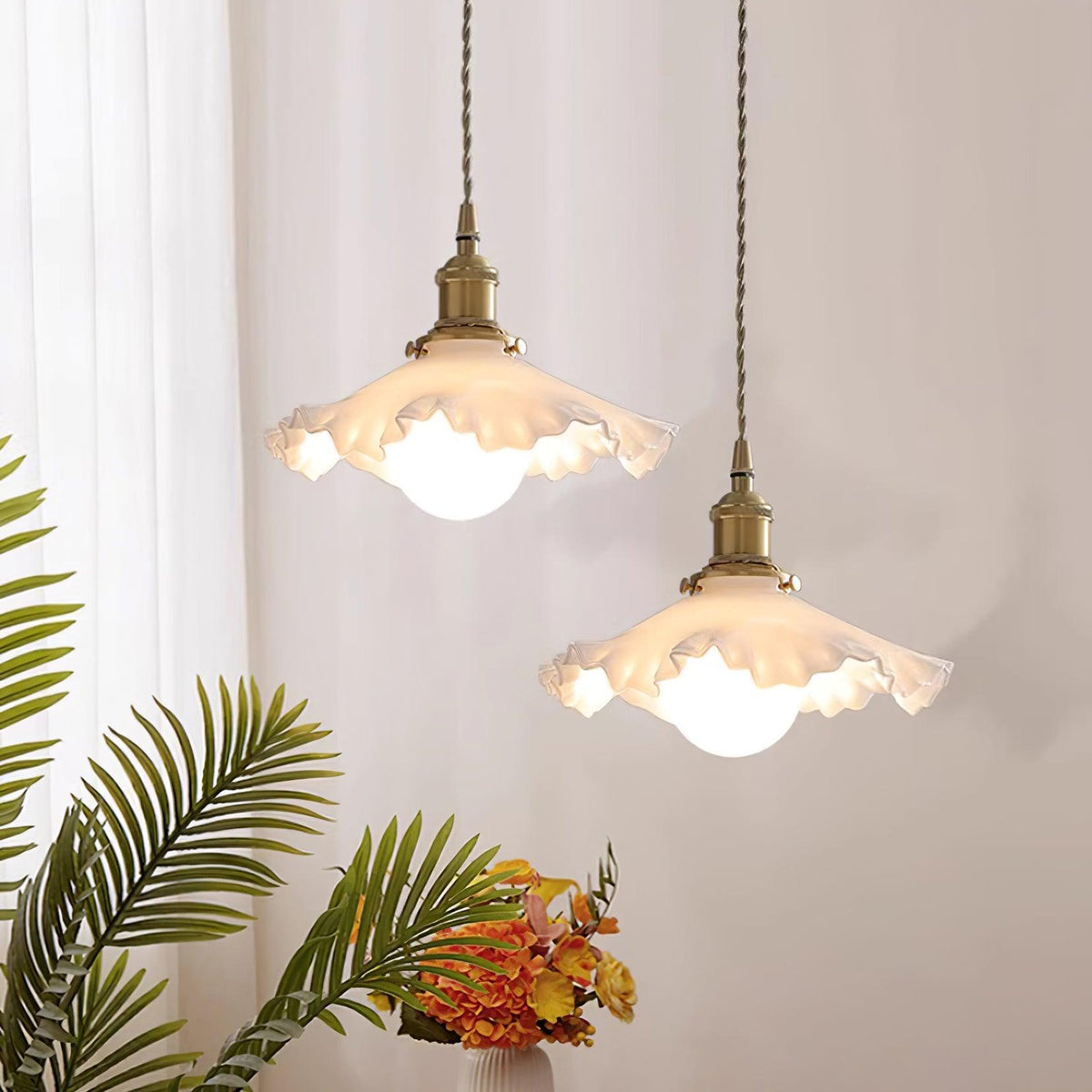 Lampă suspendată din sticlă cu abajur ruffle, corp din alamă și lumină caldă