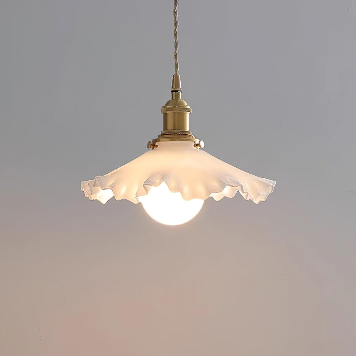 Lampă suspendată din sticlă cu abajur ruffle, corp din alamă și lumină caldă