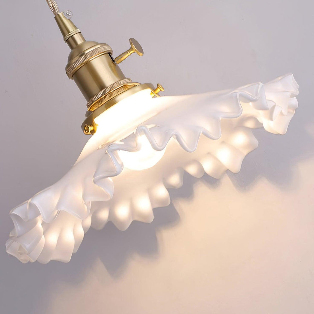 Lampă suspendată din sticlă cu abajur ruffle, corp din alamă și lumină caldă