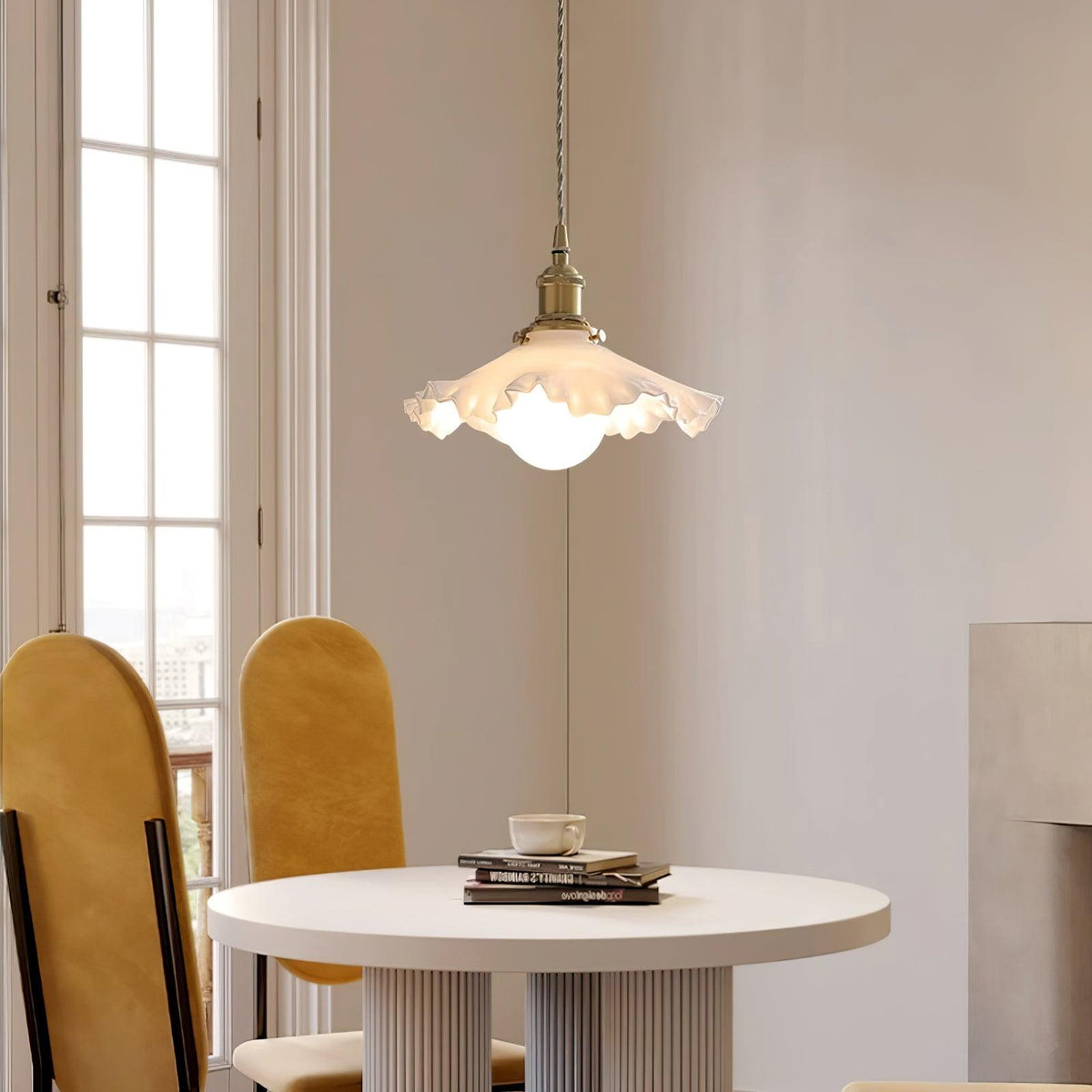 Lampă suspendată din sticlă cu abajur ruffle, corp din alamă și lumină caldă