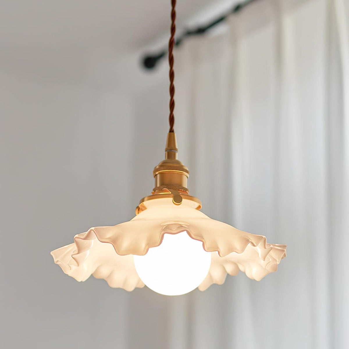 Lampă suspendată din sticlă cu abajur ruffle, corp din alamă și lumină caldă
