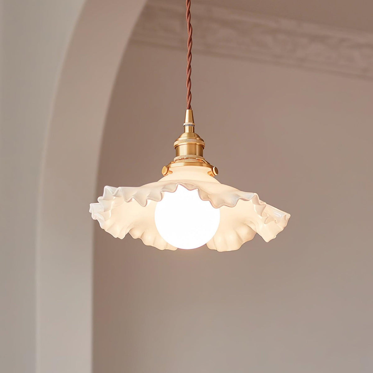 Lampă suspendată din sticlă cu abajur ruffle, corp din alamă și lumină caldă