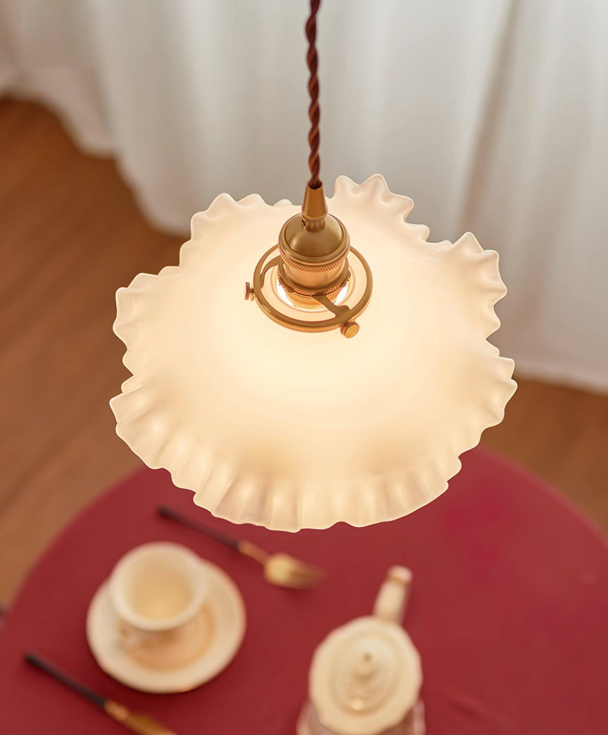 Lampă suspendată din sticlă cu abajur ruffle, corp din alamă și lumină caldă