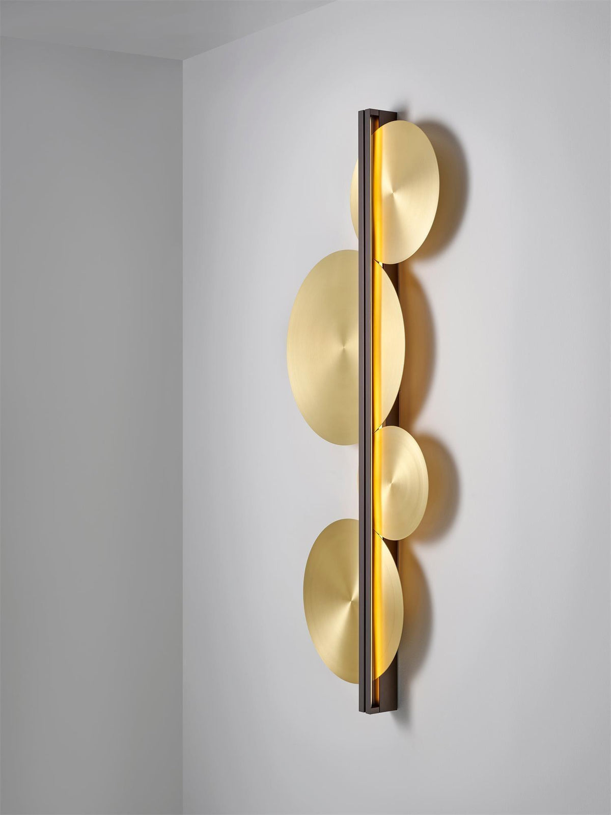 Oriivise aplică de perete aurie, circulară, sculpturală
