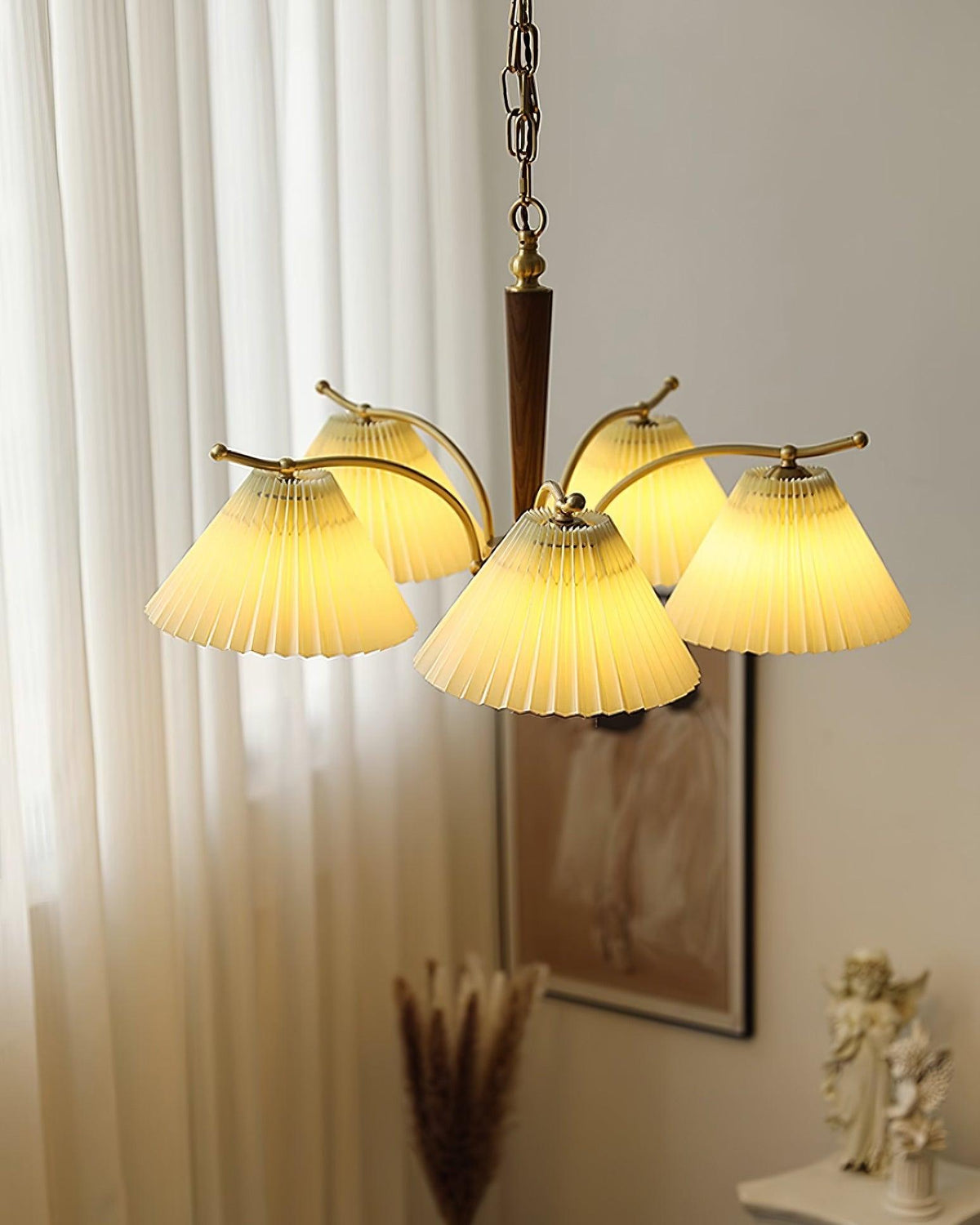 Candelabru cu Abajuri din Țesătură Pleată, Brațe din alamă și lemn de Nuc, Stil Retro Cald