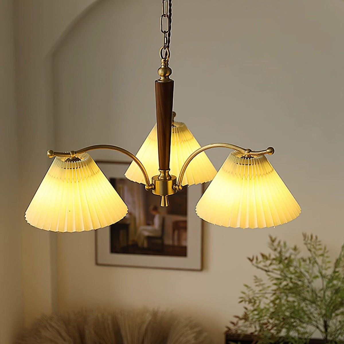 Candelabru cu Abajuri din Țesătură Pleată, Brațe din alamă și lemn de Nuc, Stil Retro Cald