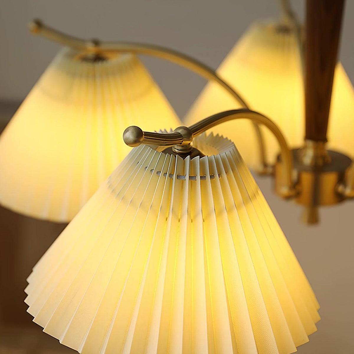 Candelabru cu Abajuri din Țesătură Pleată, Brațe din alamă și lemn de Nuc, Stil Retro Cald