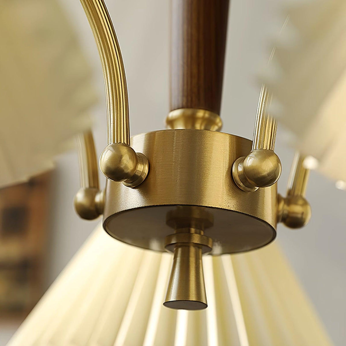 Candelabru cu Abajuri din Țesătură Pleată, Brațe din alamă și lemn de Nuc, Stil Retro Cald