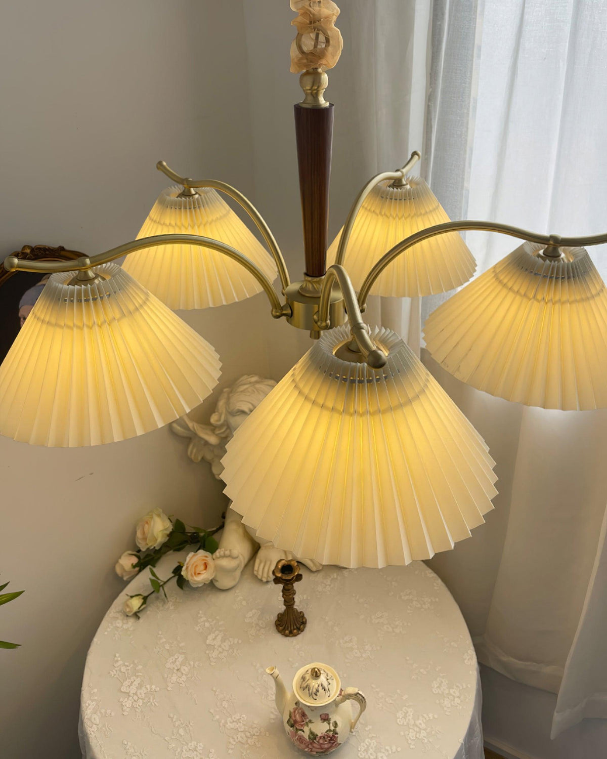 Candelabru cu Abajuri din Țesătură Pleată, Brațe din alamă și lemn de Nuc, Stil Retro Cald