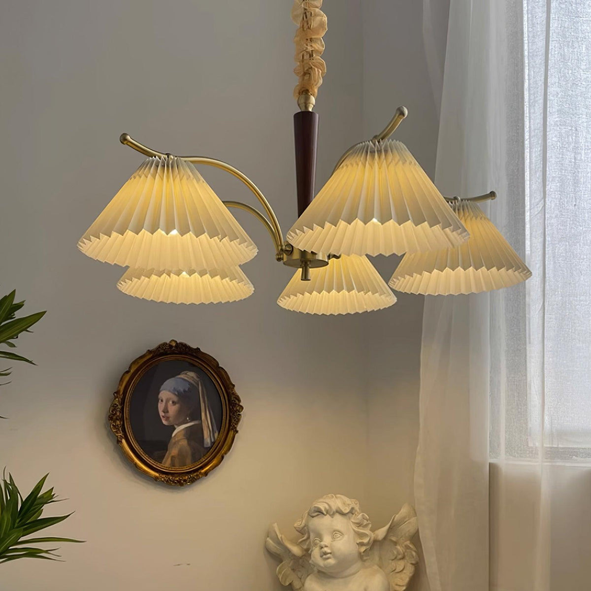 Candelabru cu Abajuri din Țesătură Pleată, Brațe din alamă și lemn de Nuc, Stil Retro Cald