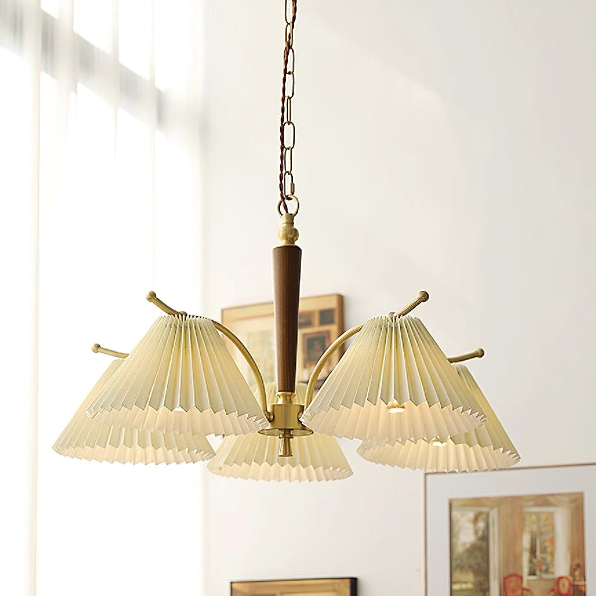 Candelabru cu Abajuri din Țesătură Pleată, Brațe din alamă și lemn de Nuc, Stil Retro Cald