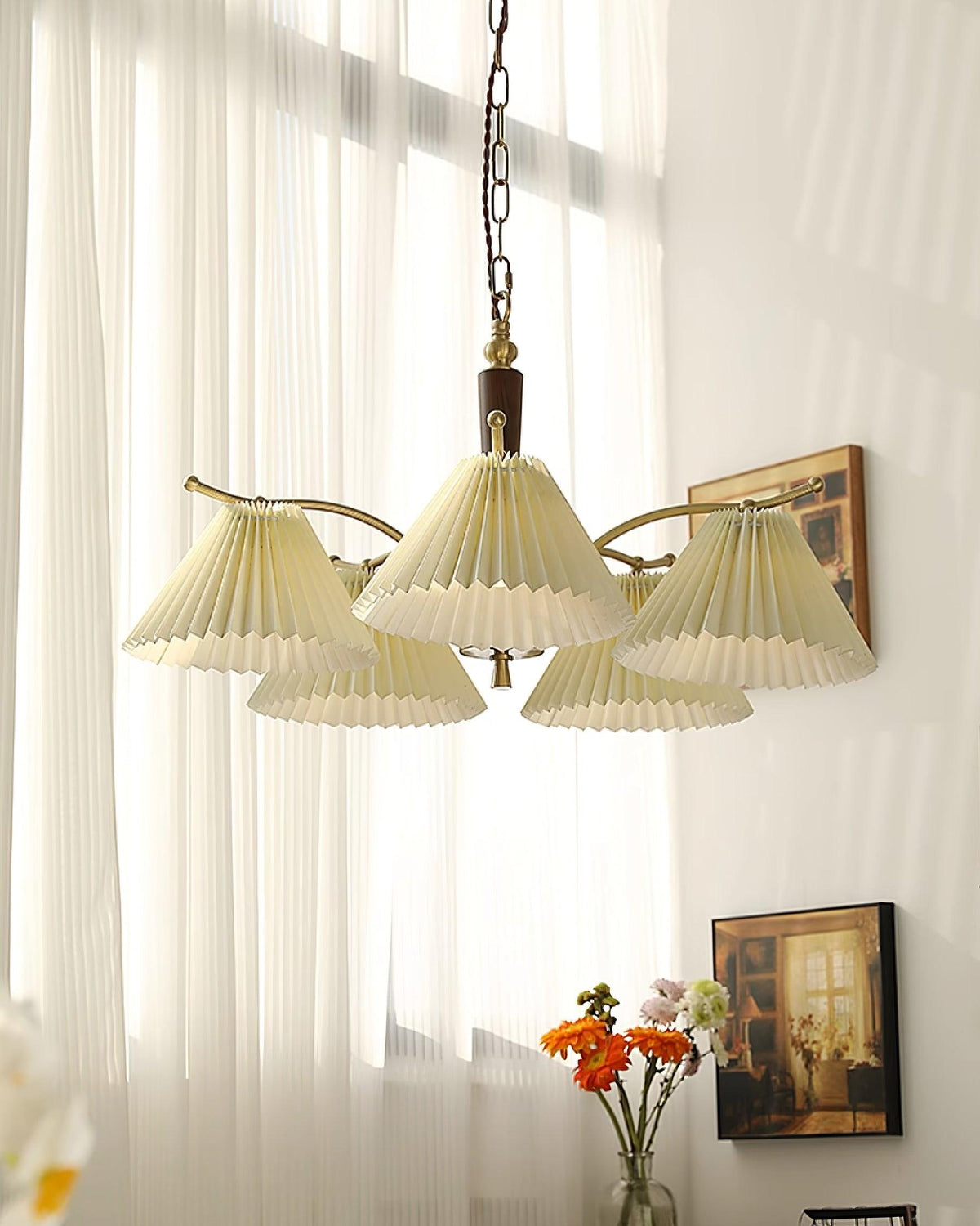 Candelabru cu Abajuri din Țesătură Pleată, Brațe din alamă și lemn de Nuc, Stil Retro Cald