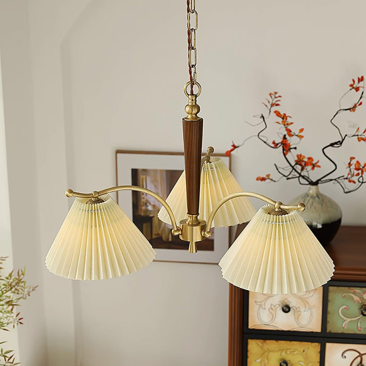 Candelabru cu Abajuri din Țesătură Pleată, Brațe din alamă și lemn de Nuc, Stil Retro Cald