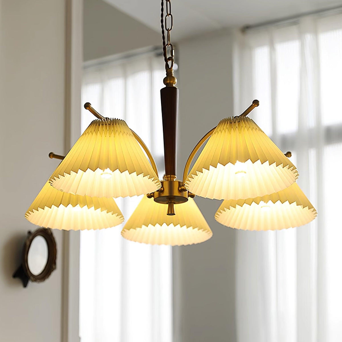 Candelabru cu Abajuri din Țesătură Pleată, Brațe din alamă și lemn de Nuc, Stil Retro Cald