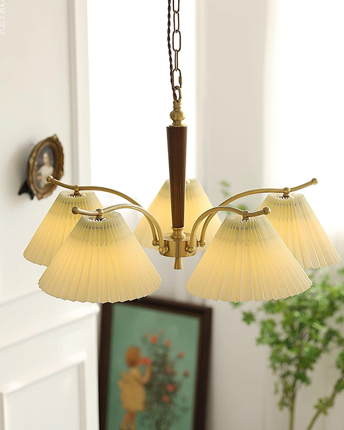 Candelabru cu Abajuri din Țesătură Pleată, Brațe din alamă și lemn de Nuc, Stil Retro Cald