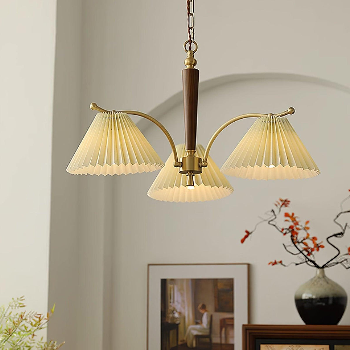 Candelabru cu Abajuri din Țesătură Pleată, Brațe din alamă și lemn de Nuc, Stil Retro Cald