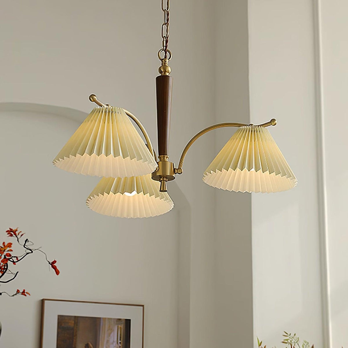 Candelabru cu Abajuri din Țesătură Pleată, Brațe din alamă și lemn de Nuc, Stil Retro Cald