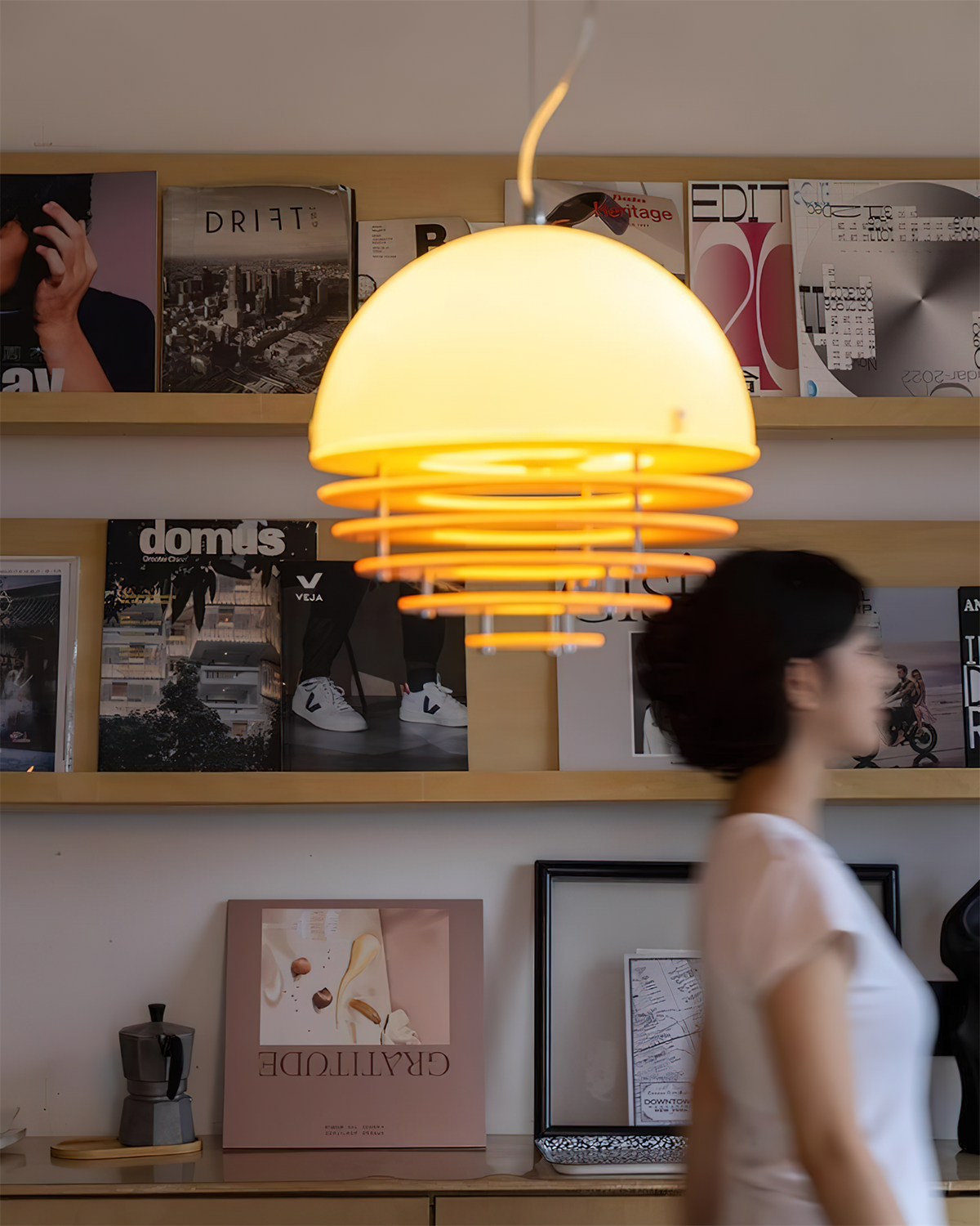 Lampă suspendată modernă cu abajur stratificat și lumină difuză, pentru sufragerie