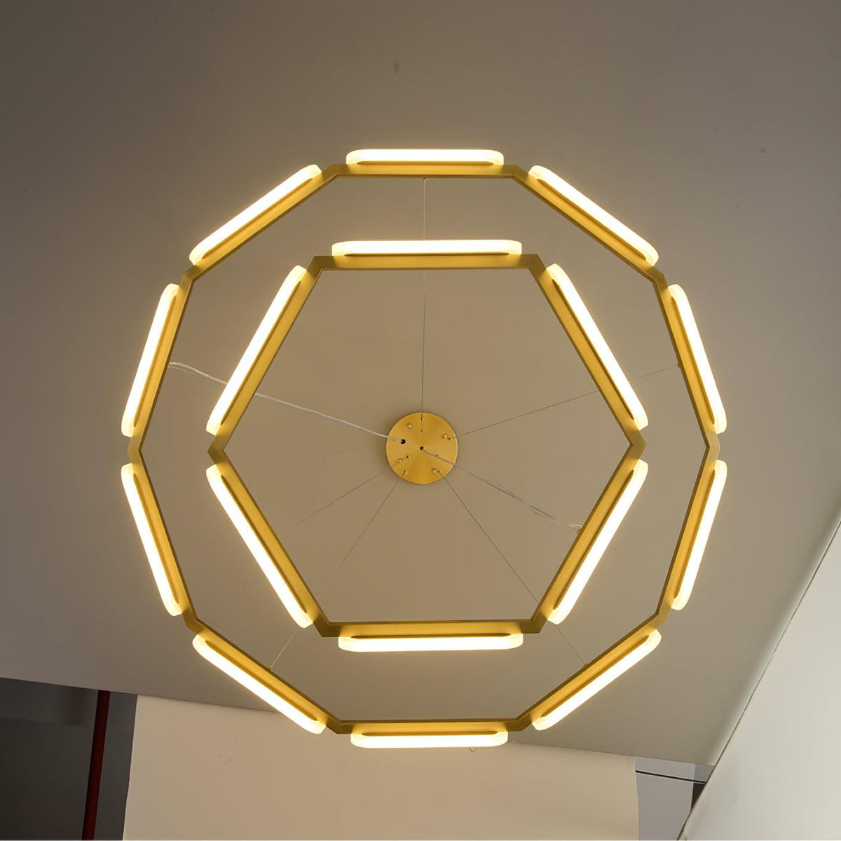 Din candelabru din alamă, geometric, în formă de inel