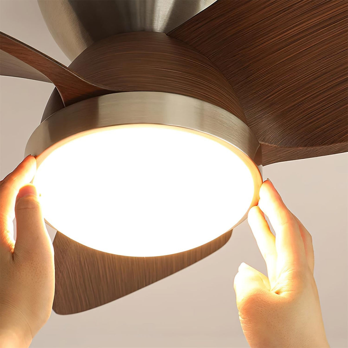 Lioraleria ventilator de tavan cu lumină