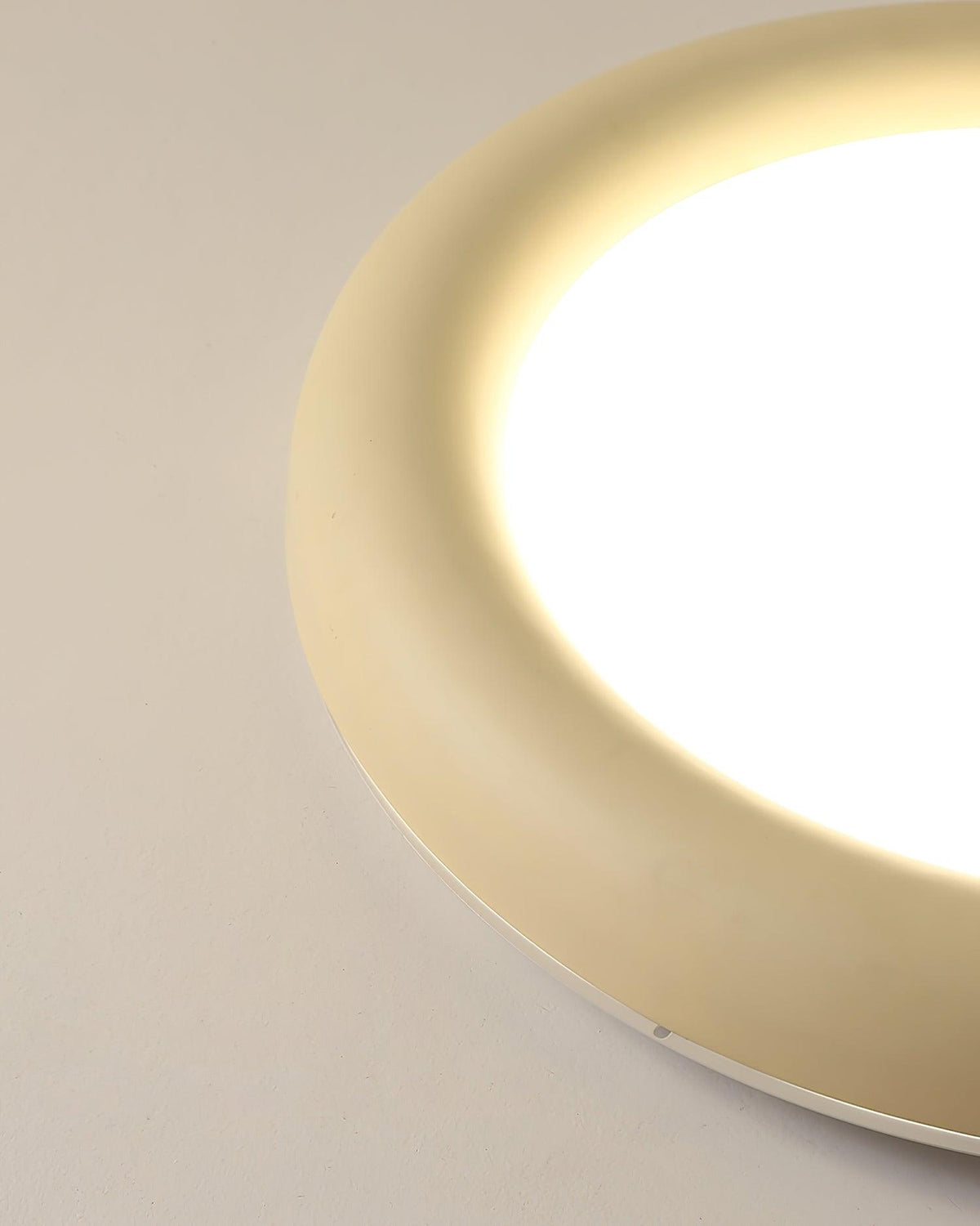 Plafonieră aplicată bej cu rozetă de tavan minimalist