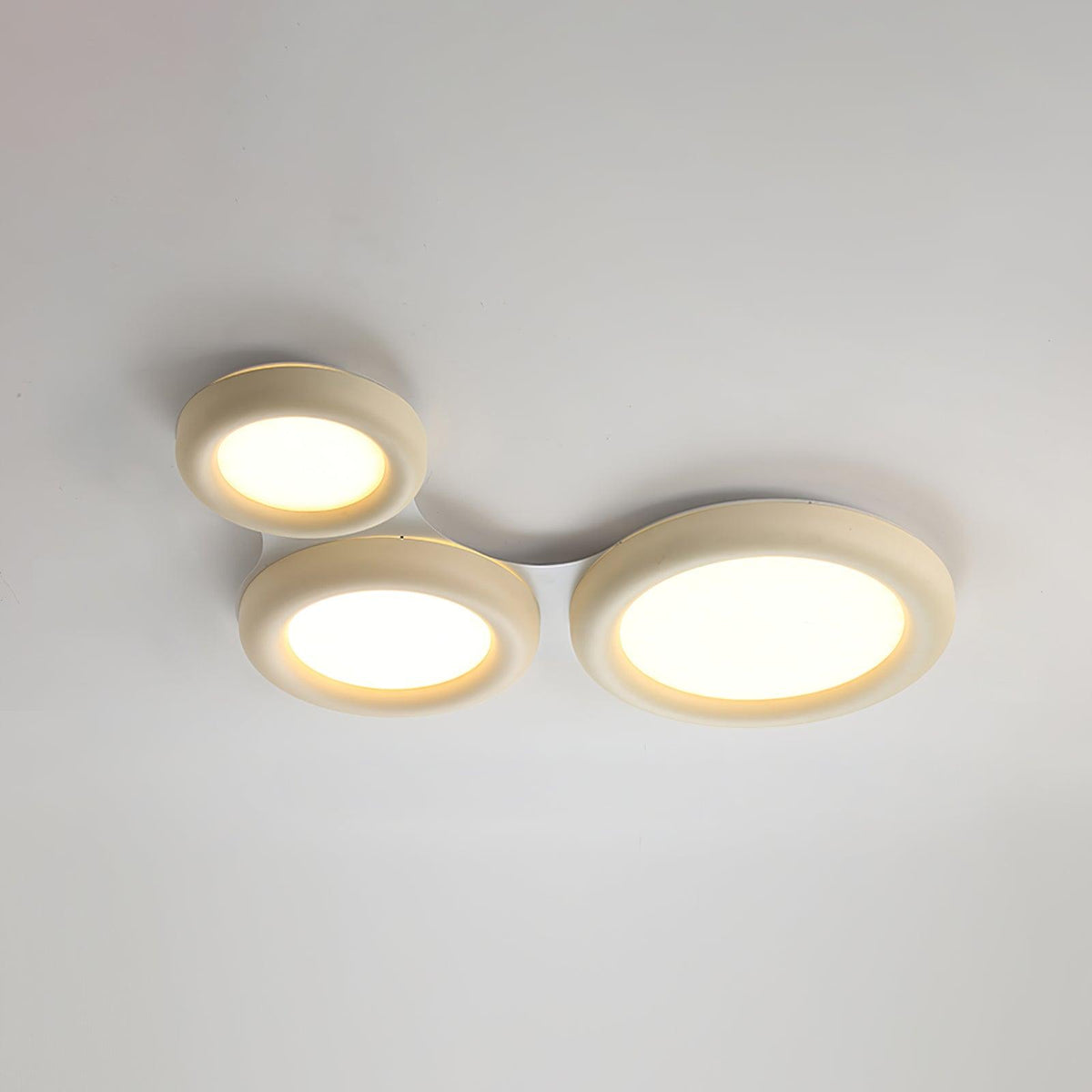 Plafonieră aplicată bej cu rozetă de tavan minimalist