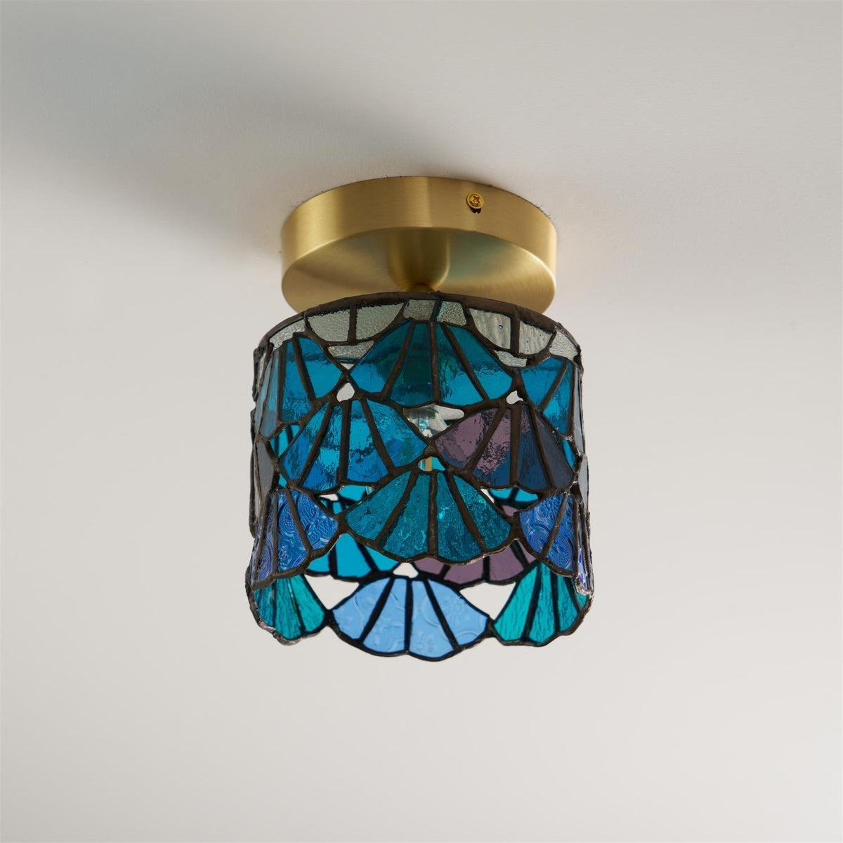 Rosavine plafonieră semi-aplicată cu abajur din sticlă colorată în stil Tiffany