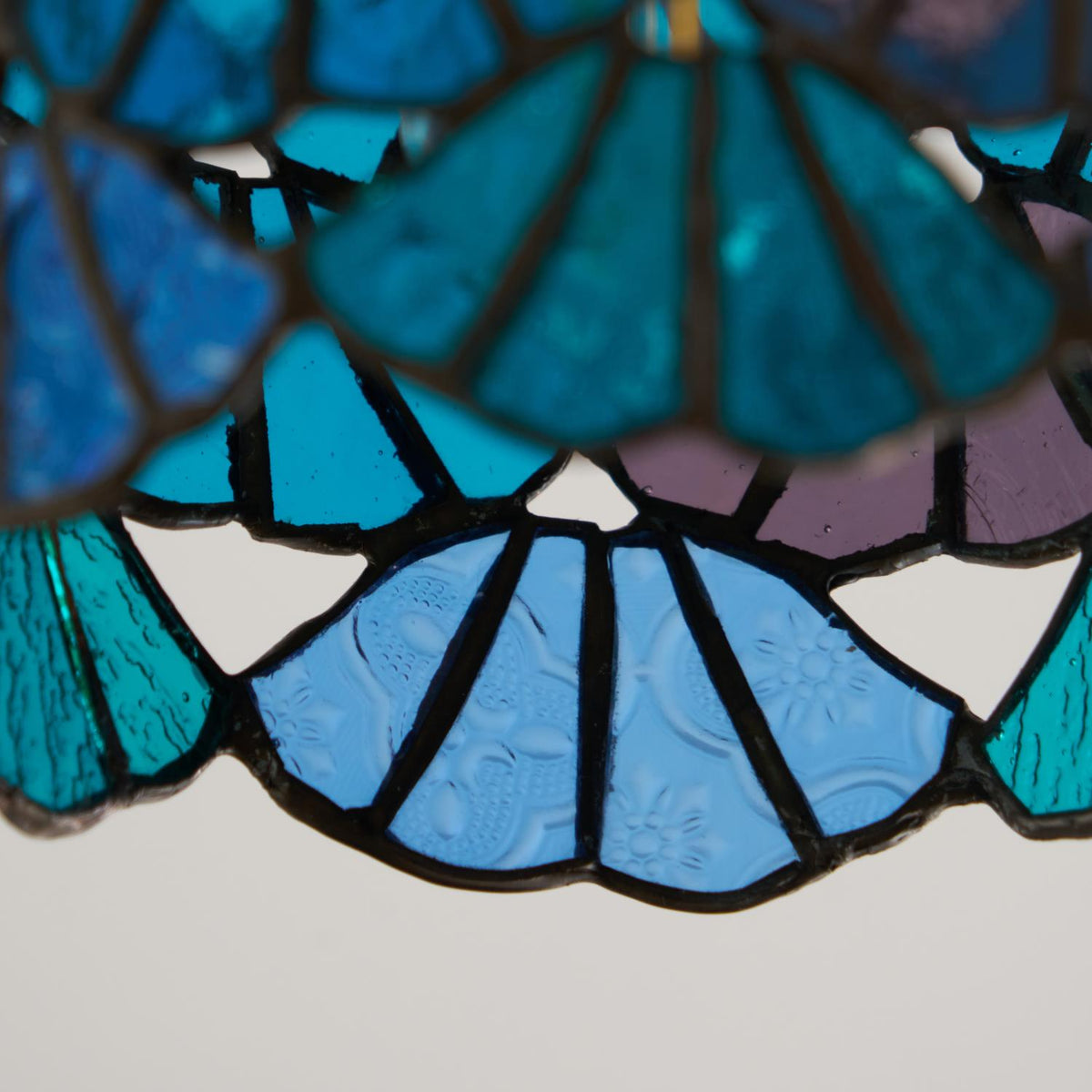 Rosavine plafonieră semi-aplicată cu abajur din sticlă colorată în stil Tiffany