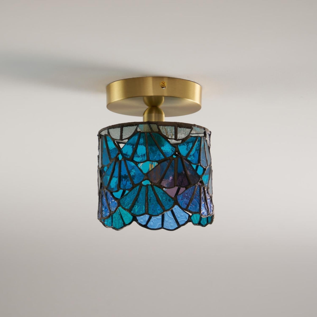 Rosavine plafonieră semi-aplicată cu abajur din sticlă colorată în stil Tiffany