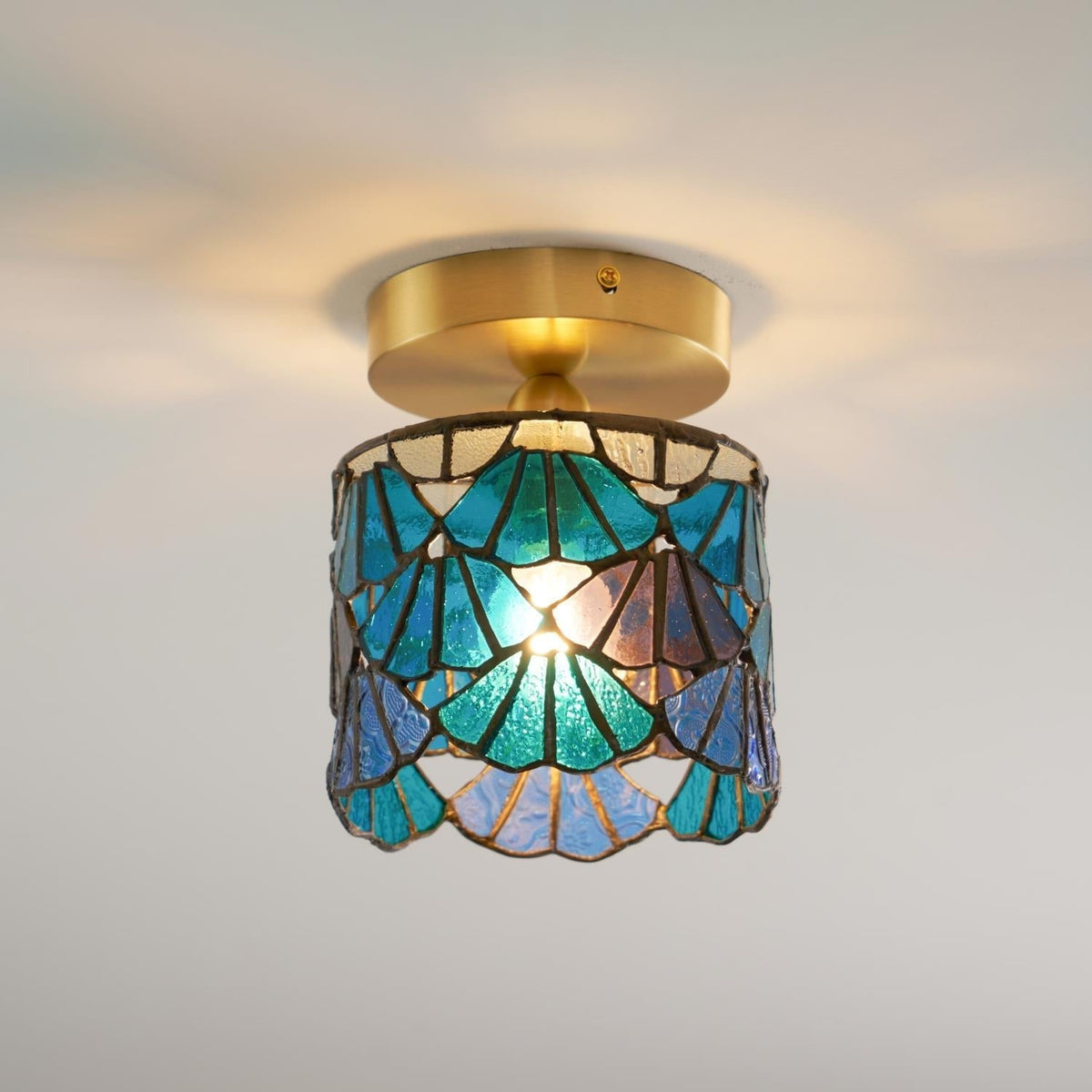 Rosavine plafonieră semi-aplicată cu abajur din sticlă colorată în stil Tiffany